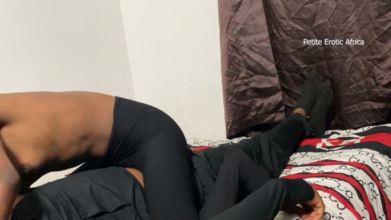 Petite Erotic Africa: Hubená ebenová teen cowgirl v punčochách