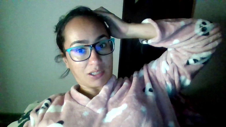 Nathalieprez4: Nadržená masturbuje s polštářem od její nevlastní babičky dvakrát