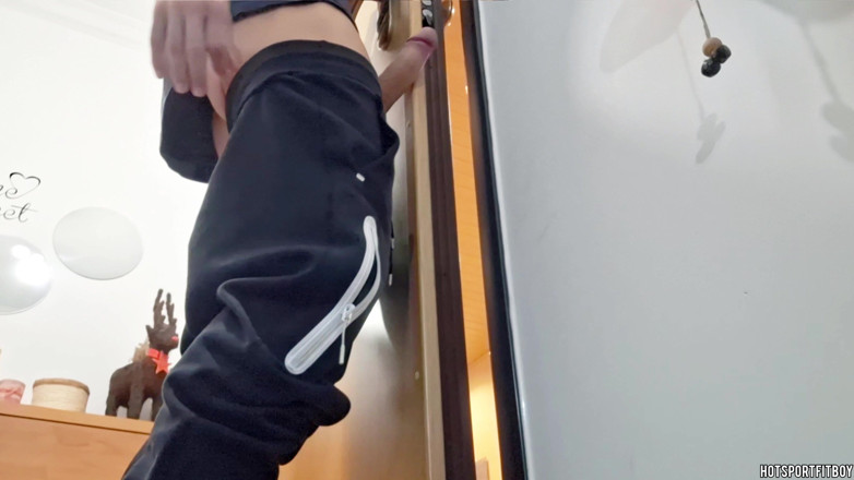 Hotsportfitboy: Una masturbazione rischiosa dietro la porta - una bella sborrata