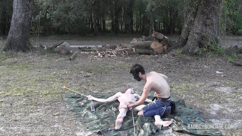 Bad boys bootcamp: Damien Dapat Zapped On The Tarp