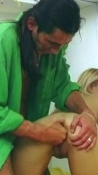 Gagică blondă matură face sex oral adânc în gât și are pizda întinsă larg