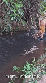 Degli sconosciuti vengono beccati a fare sesso alla cascata.