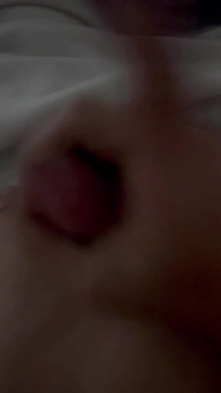 Quan Vietnam 18: Lelaki muda dengan burungnya yang dipenuhi sperma