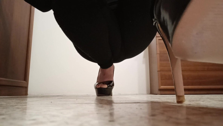 Bergami Melissa: Giantess: I Crush You Filty Worm - (versi bahasa Inggris)