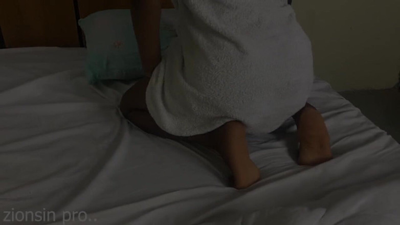 Zion: Teen da đen mảnh mai cởi đồ trêu chọc và tự đụ ngón...