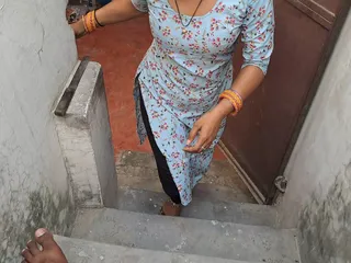 Caliente india Nabour chica chupando polla tan bien y recibe caliente semen en la boca