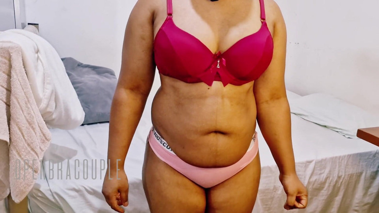 Openbra: Tía india hace masaje con aceite en centro de masajes