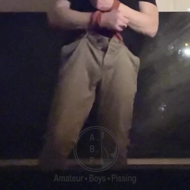 AmateurBoysPissing: Конкурс із відчаю, одягнений хлопець-аматор зав'язав руки, щоб перешкодити йому мочитися