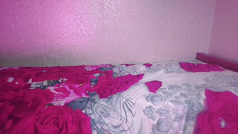 Kitty_Cross: Krásný Femboy Popíje šťávu z pruhované slámy