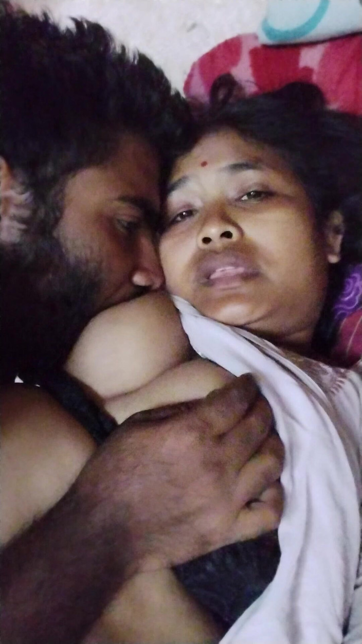 Mg3947731: Enorma bröst indiska MILF remsor Saree Choli och knullar med...