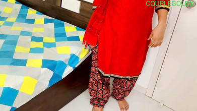 Sexy Komal: Komal Ji, este coño necesita dos tierras y una zanahoria...