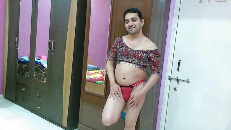 Cute & Nude Crossdresser: La sexy sissy travestita femboy Sweet Lecca-lecca in un top...