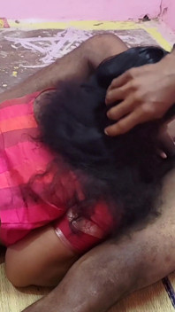 Mătușa se apleacă și citea ceva, iar eu mă jucam cu chiloții ei în spatele ei și a văzut că am făcut sex cu ea