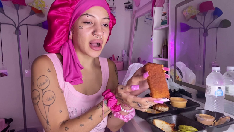 Nali Marie: Mukbang 辣味食物asmr长指甲凌乱的脸视频博客