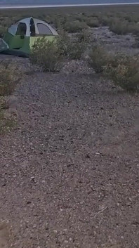 Sessione di squirt nel campeggio nel deserto