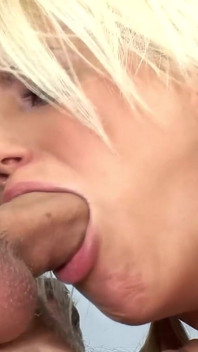 Gagică blondă studentă cu fundul perfect are parte de o ejaculare facială