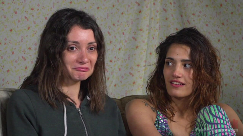 Public Disgrace by Kink: Penélope y Valentina en una follada grupal codiciosa