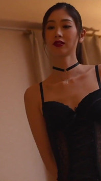 Yarak emen orta yaşlı seksi kadın. 3