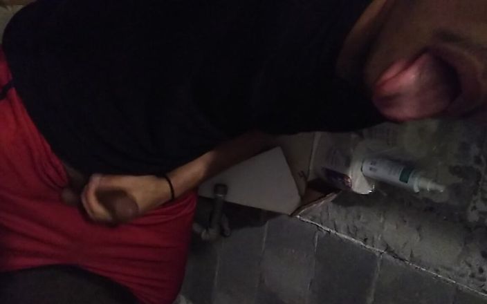 AlexAlejandro13: Một ống hút trong nhà vệ sinh là cần thiết. Anh...