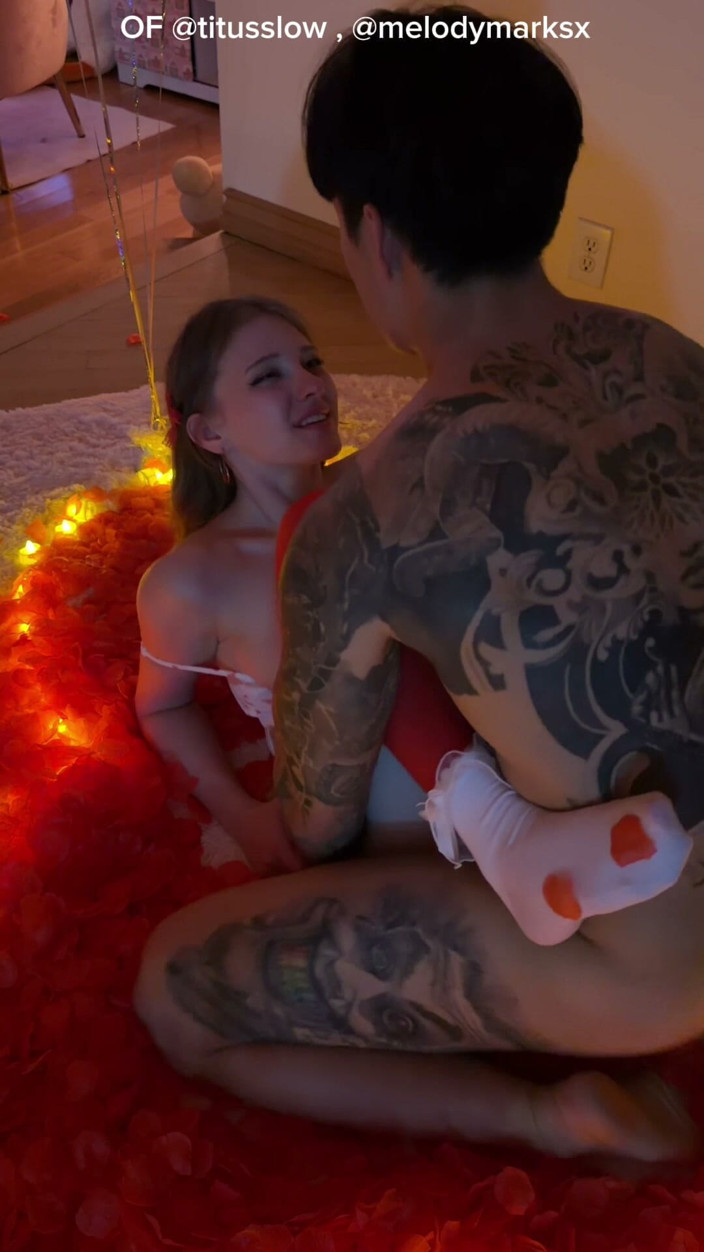 เมโลดี้ มาร์ค: Melody Marks โดนเย็ดบนกลีบดอกกุหลาบ
