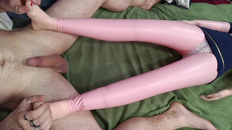 kickerscooter: लाल नाखूनों के साथ पैरों से चुदाई