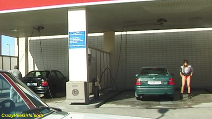 Crazy pee girls: Outdoor peeing at the carwash