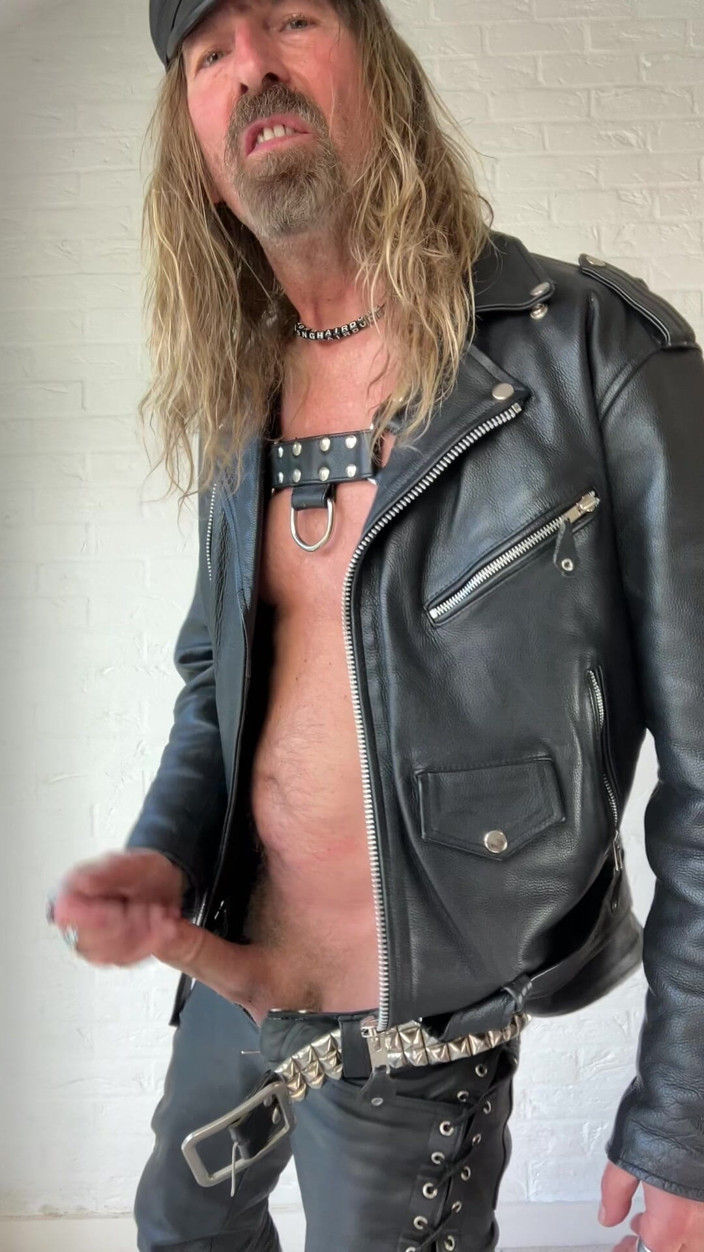Longhairdude: Longhairdude en paja completa de cuero y cortes