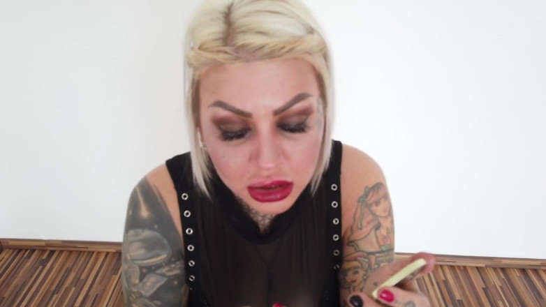 Fetish videos by Alex: MILF blonde bertatu menggelitik bibirnya