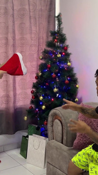 Hej, nevlastní sestro, pojď mi chytit koule! Po pověšení vánočního stromku dávám své sexy nevlastní sestře tvrdý sex.