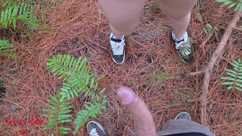Cherry Adams: Sexo En Público En El Bosque - Casi Me Ven Eyaculando...