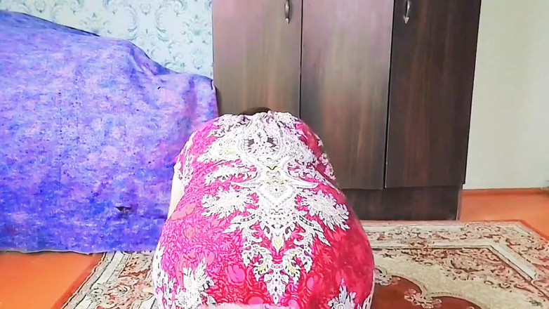 Kitty_Cross: Une belle trans câlins s’agenouille assise sur l’herbe