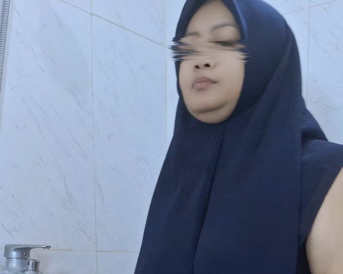 Minokiiko: kaamuk hijaab ganv ki bhaabhi apni tang kunvaari choot ko...