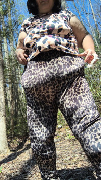Cougar Drop Her Clothes and Yellow Piss Blows