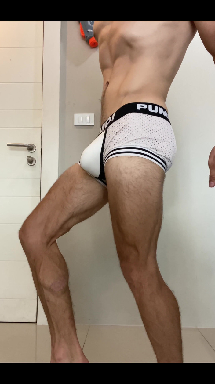 Max_Russell: Chico ruso grande muestra sus piernas musculares y cuerpo