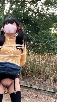Selbsttraining 51. Ein Kneifen kommt mit Rotor-Masturbation auf der Straße