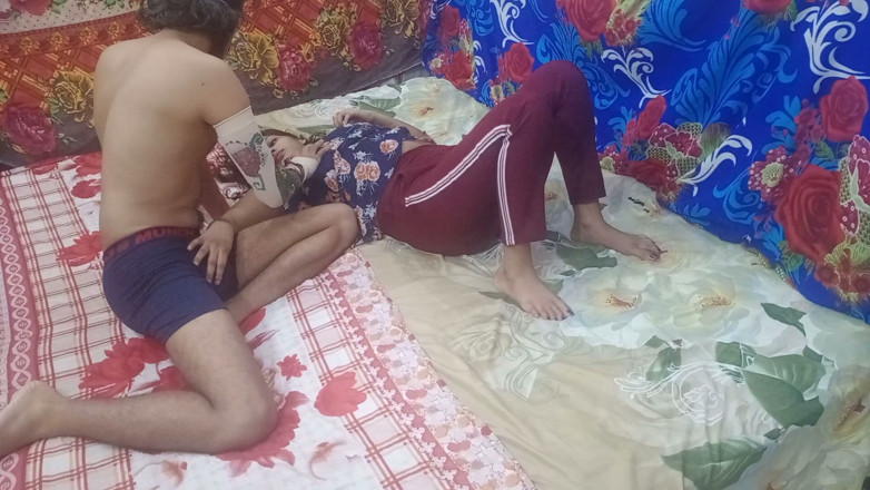 Sarika Vikki: Горячий секс индийской тинки Sarika Steamy дези пары
