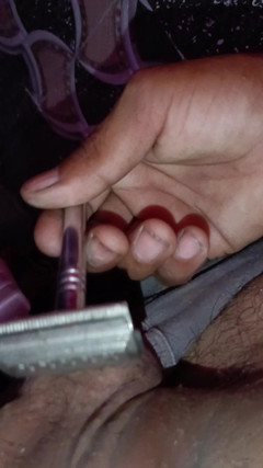 Darling_Shivani: Un jeune garçon se rase une bite