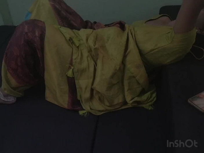 Funny couple porn studio: Домохозяйка с черной кроватью