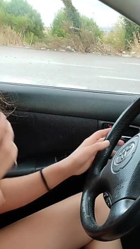 Draußen pedalieren, pumpende frau, auto-probleme, verzweifeltes mädchen