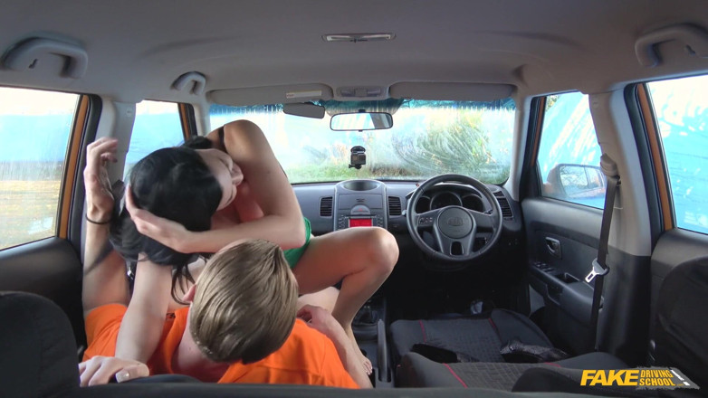 Fake Driving School: Scuola di guida finta - l'istruttore tettona jasmine jae regala al...