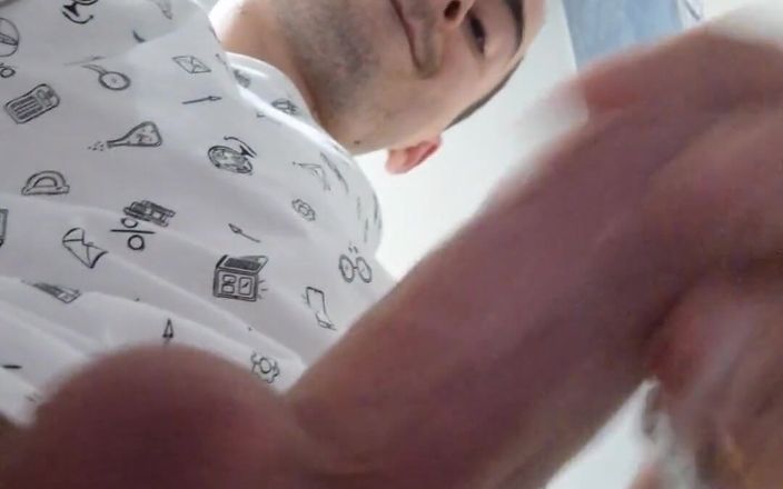 The college boy: Masturbare rapidă în baie