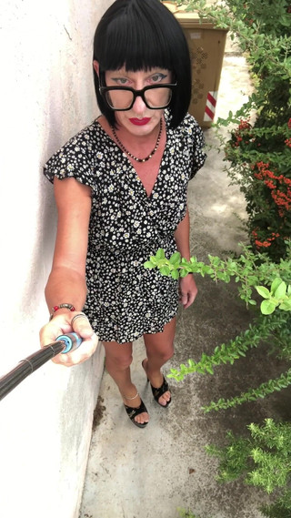 Andreina Naty: Włóczy się po ogrodzie jak mała dziwka