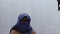 Rianicute: Mandi Sambil Colmek