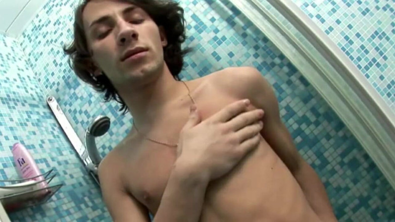 Young straight boy masturbation: Duşta yapay penisle sikiliyor