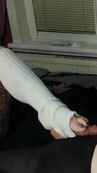 Dandadan Seiko Cosplayer Gives Bondaged Okarun a Footjob