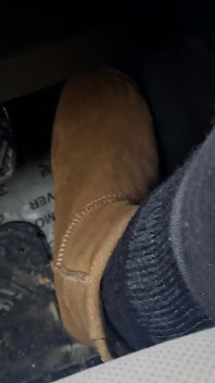 Lái xe khởi động Ugg