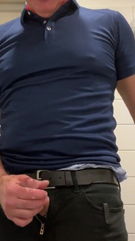 J’ai été excitée alors je me suis branlée dans les toilettes publiques