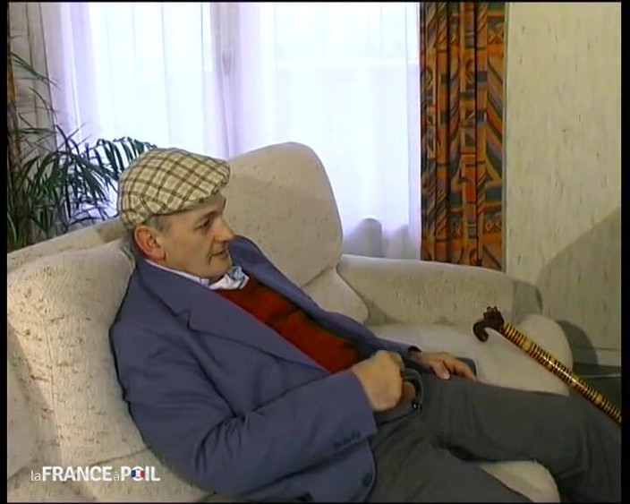 French Gonzo: O blackette bine îngrijită își oferă pizda unui bătrân pervers!