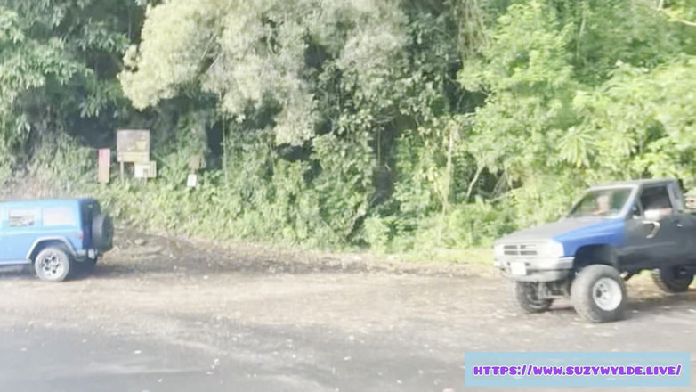 Suzy Wylde: SFW road trip à Hana pour Suzy Wylde à Waimoku Falls, Maui