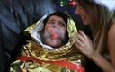 Selfgags classic: Девушка с кляпом во рту обернулась как мумифицированная рождественский подарок
